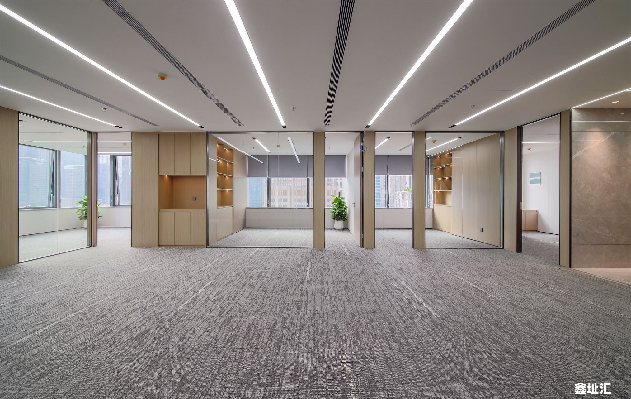 港中旅大厦全新装修电梯口物业出租